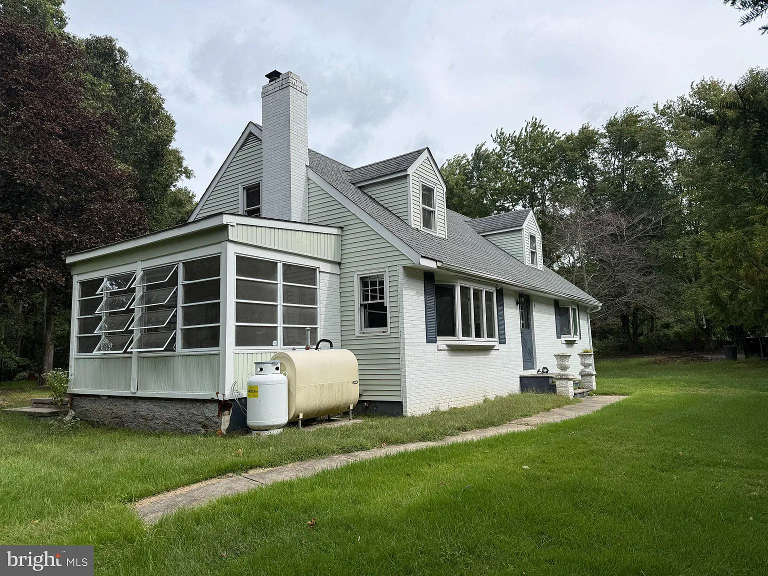 4 bed, 2.0 bath, 1722 sqft, $3,200 — Photo 2