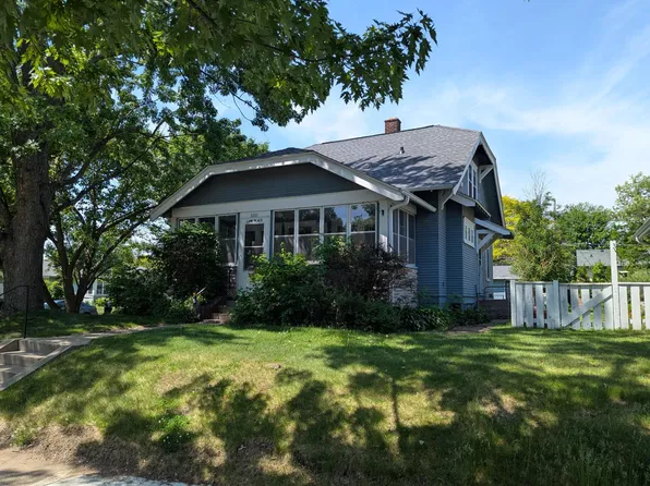 1111 Lane Pl, Saint Paul, MN 55106