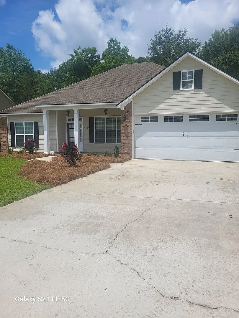 Spacious 4 Bedroom | 3 Bath Home In Hahira — Photo 1