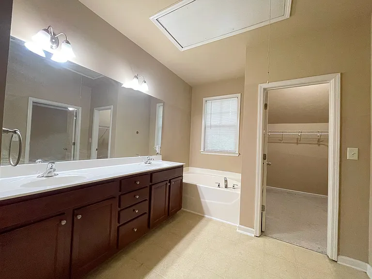 989 Parkside Wood Ct — Photo 17