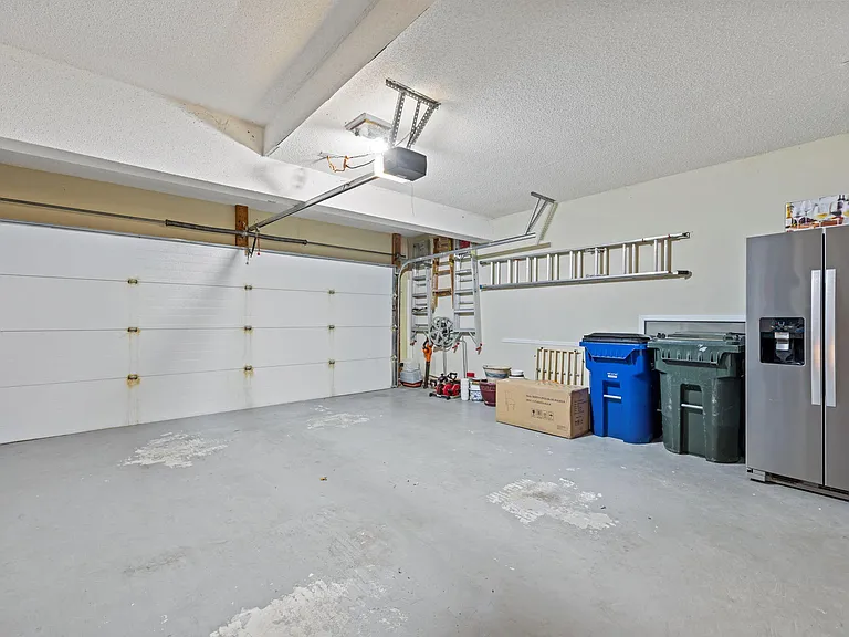 8516 Wheeling Dr — Photo 33