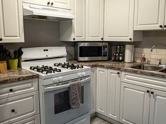 Full kitchen