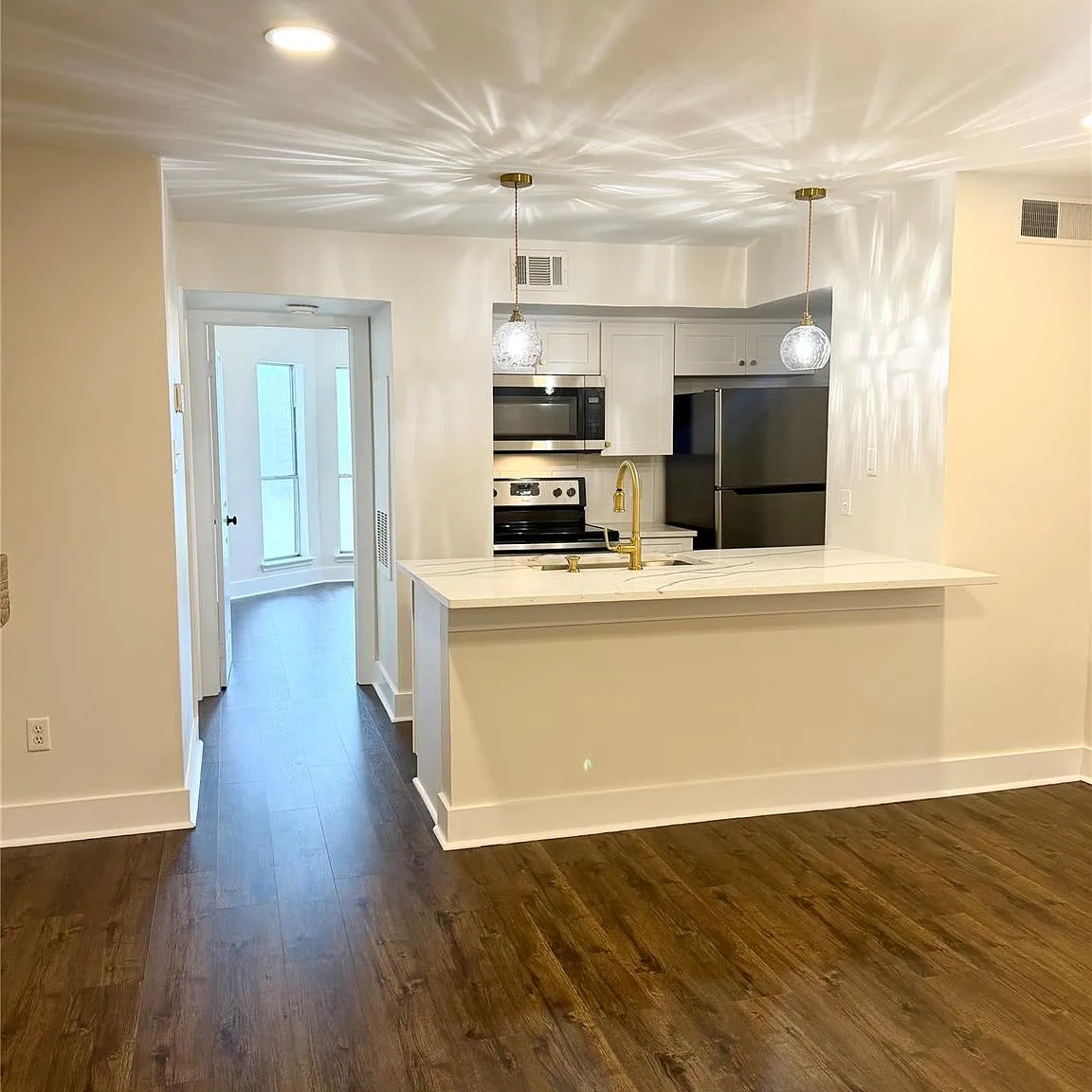 1 bed, 1.0 bath, 660 sqft, $1,350 — Photo 3
