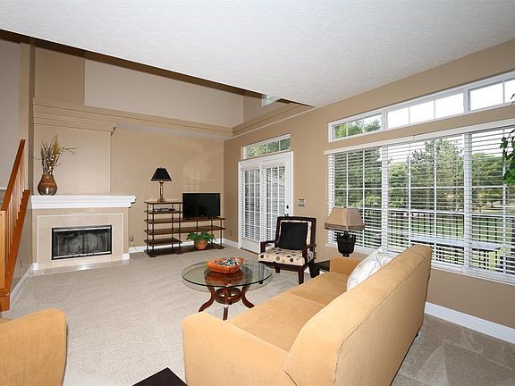 5th image of 943 Oakmont Ct
