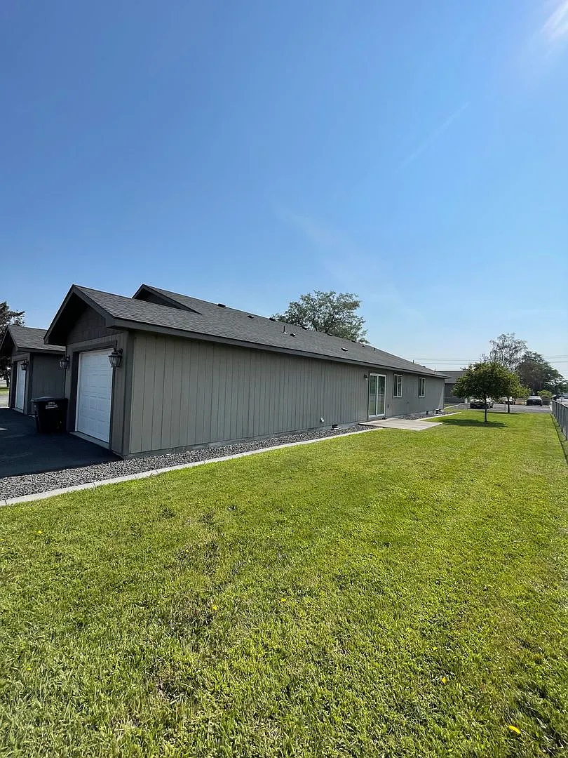 Spacious 2-Bedroom, 2-Bathroom Duplex Ideal Location! — Photo 4