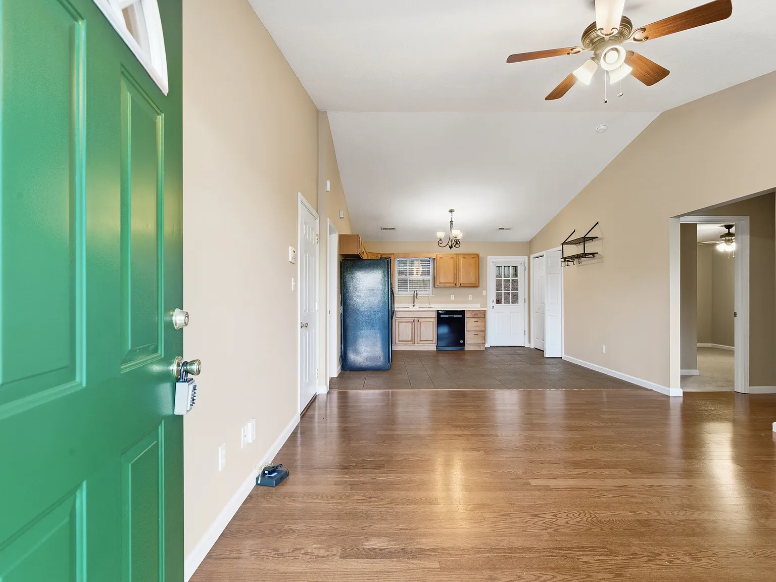 3 bed, 1423 sqft, $2,100 — Photo 4