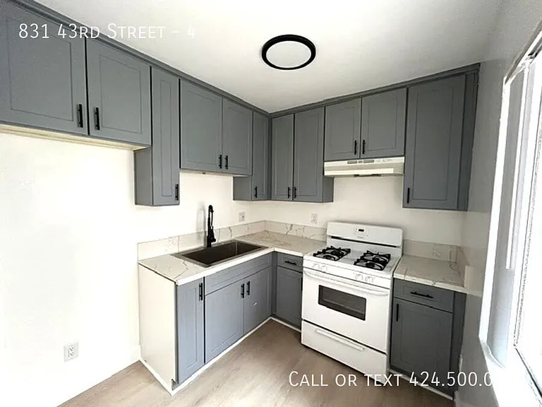831 W 43rd St #4 — Photo 3