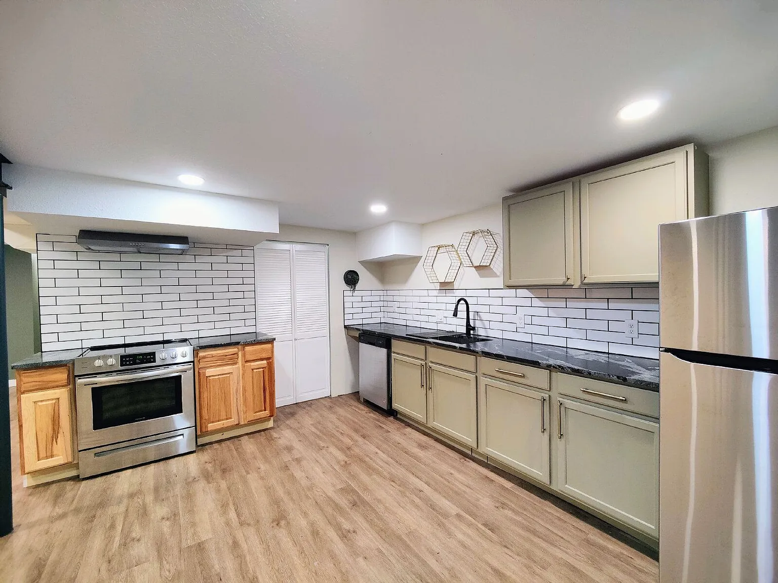 2 bed, 1.0 bath, 1250 sqft, $1,415 — Photo 1