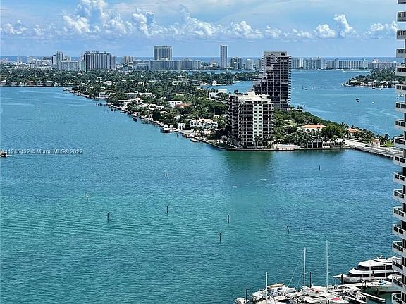 3rd image of 1750 N Bayshore Dr APT 2706