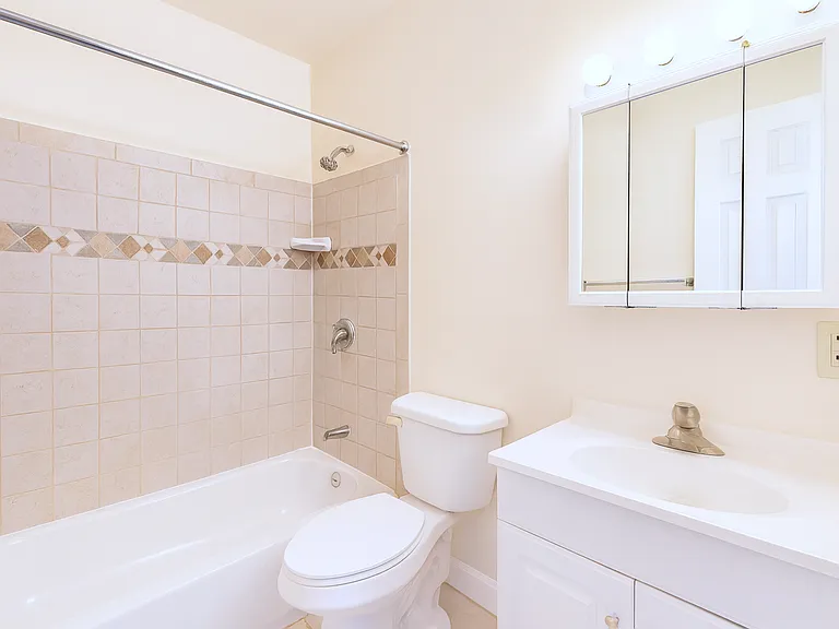 1111 Lamont St NW — Photo 6