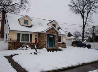 650 Seminole Rd, Franklin Square, NY 11010