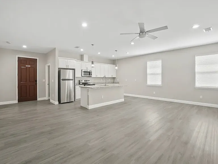 2924 W Chestnut St — Photo 4