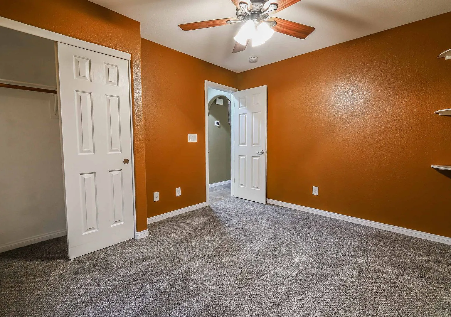 Amazing 2 Story Home With 4 Bedrooms And 3 Bathrooms. — Photo 3