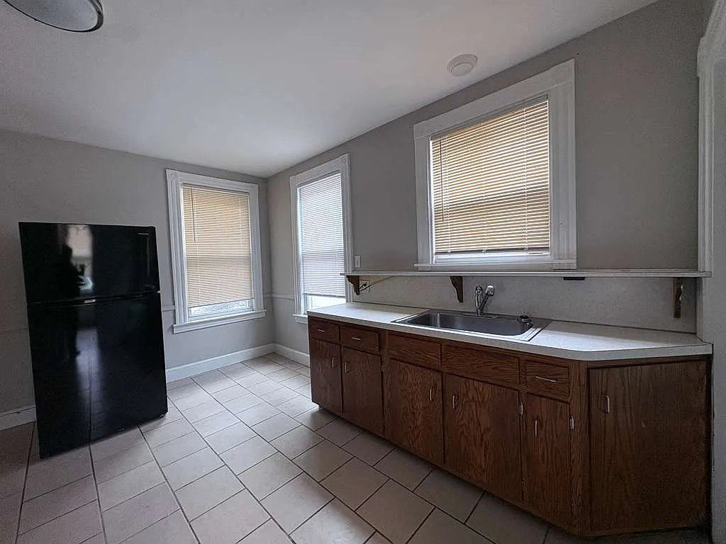 4 bed, $2,150 — Photo 2