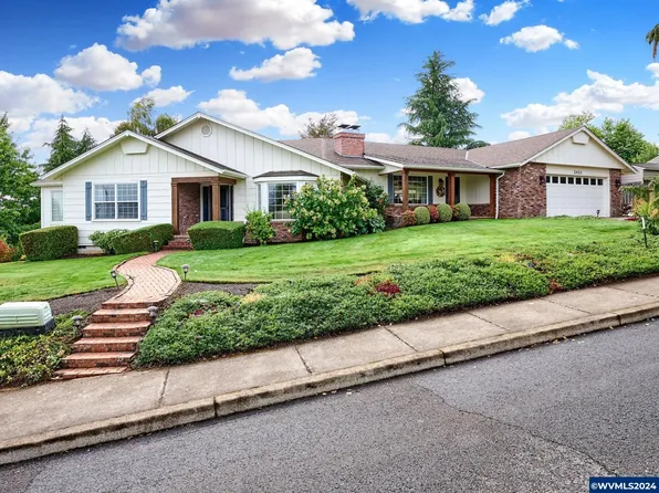 2421 SW Oakwood Dr, Dallas, OR 97338