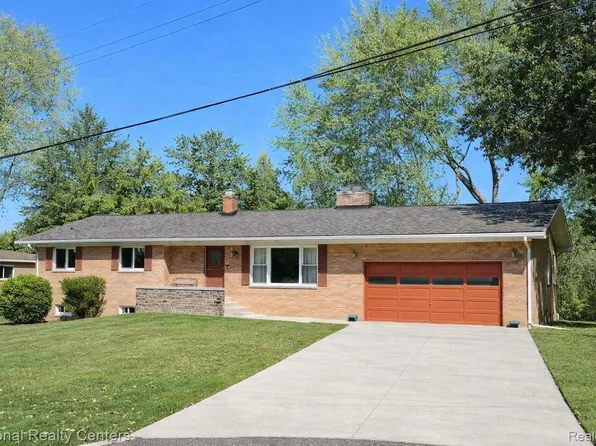 4264 Woodstock Rd, Waterford, MI 48328