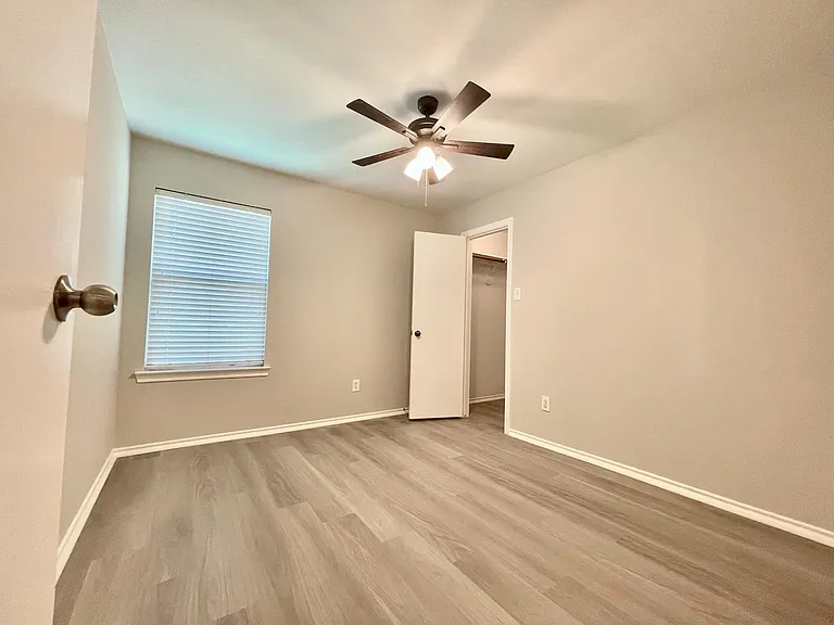 5723 Wandering Creek Dr — Photo 10