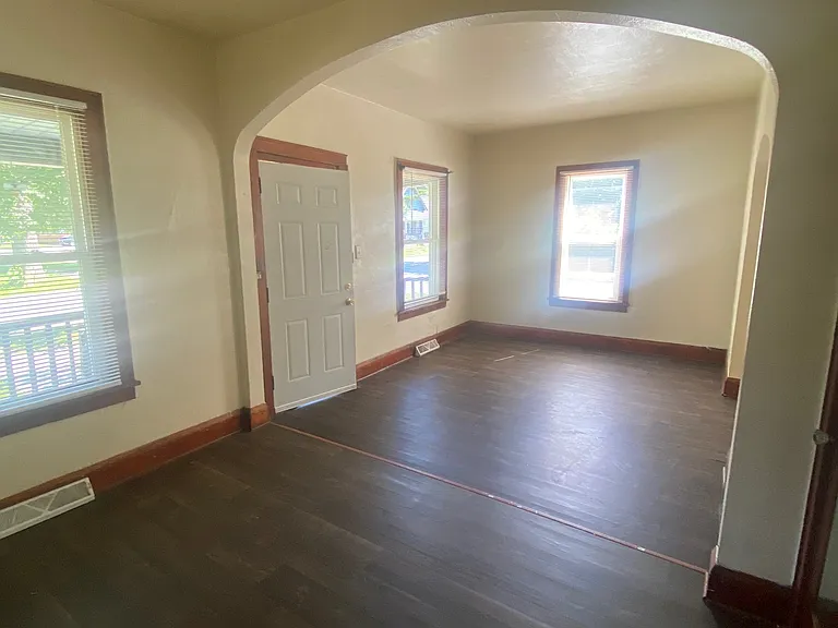 452 E Park St — Photo 2