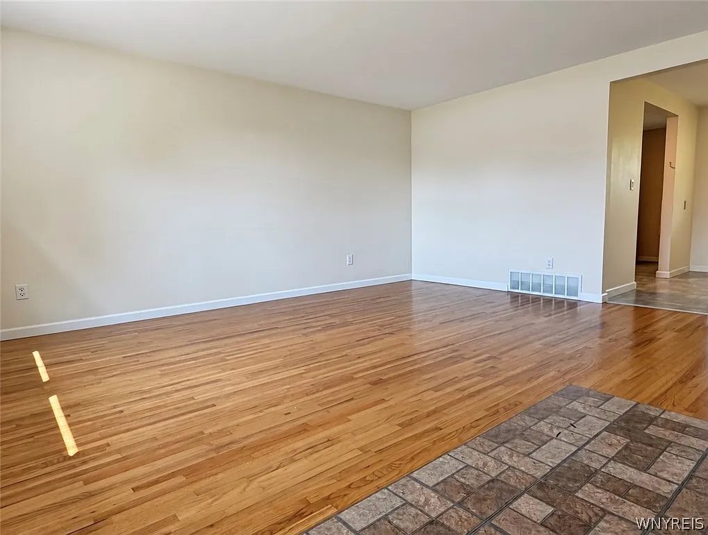 2 bed, 1.5 bath, 2420 sqft, $1,300 — Photo 3