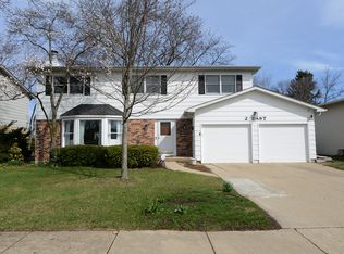 2 E Suffield Dr, Arlington Heights, IL 60004