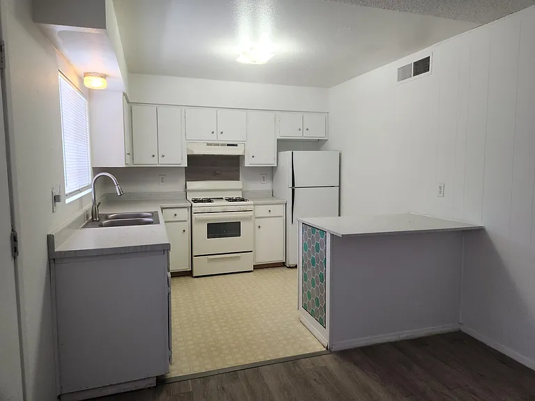 1212 Chelwood Park Blvd NE #4 — Photo 2