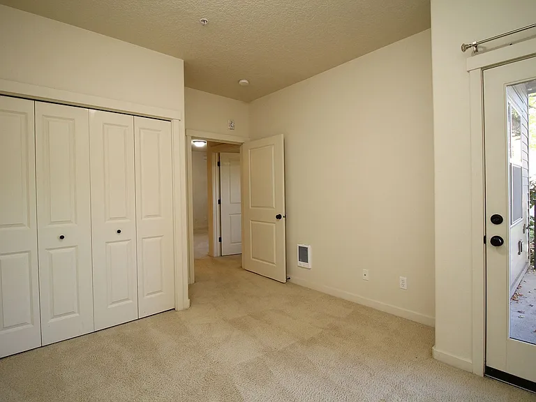 690 NE Adwick Dr — Photo 17