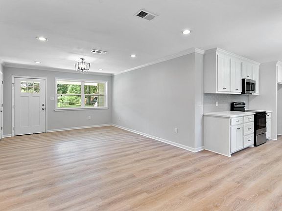 3rd image of 712 Marilyn Dr