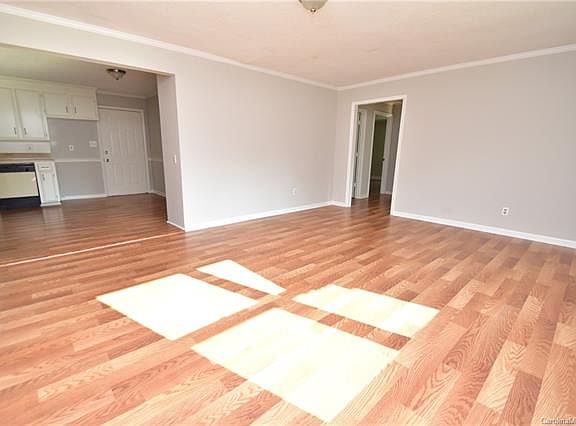 2nd image of 1424 N Oakwood St