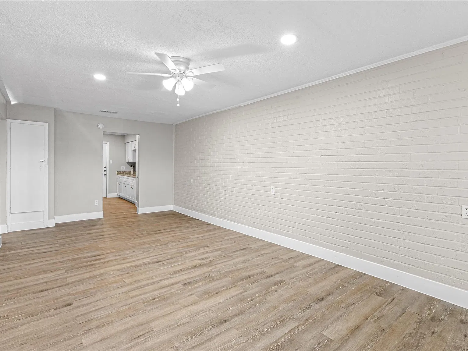 2 bed, 1.0 bath, 770 sqft, $1,200 — Photo 4