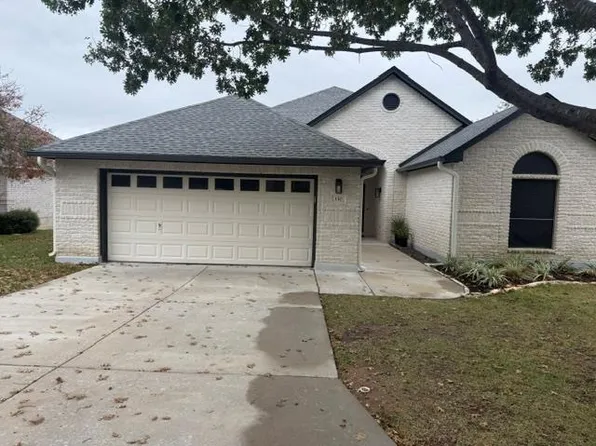 130 W Creekview Dr, Fredericksburg, TX 78624