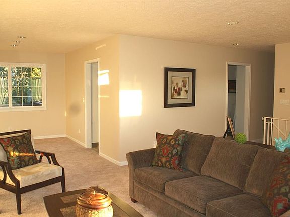 4th image of 840 NW Bella Vista Pl