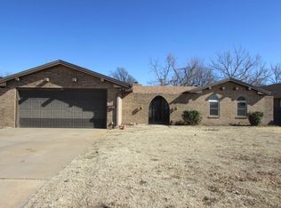 925 Canary Ln, Enid, OK 73703