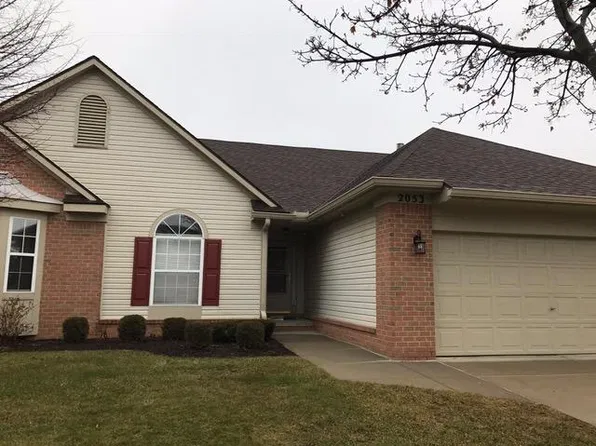2053 Maplehurst Dr #1, Commerce Township, MI 48390