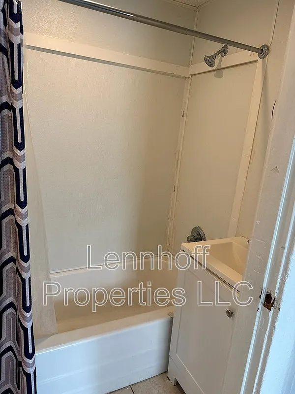 3 bed, 1.0 bath, $2,300 — Photo 3