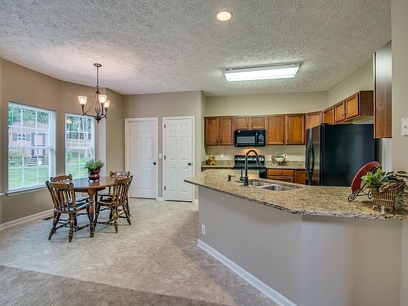 5th image of 222 Norfolk Ln