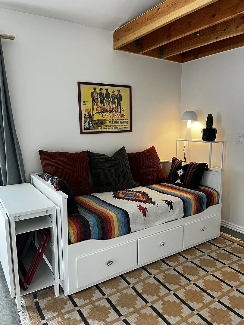 Bright furnished studio near USC — Photo 1