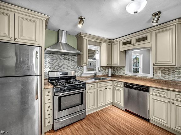 4th image of 446 E Washington St