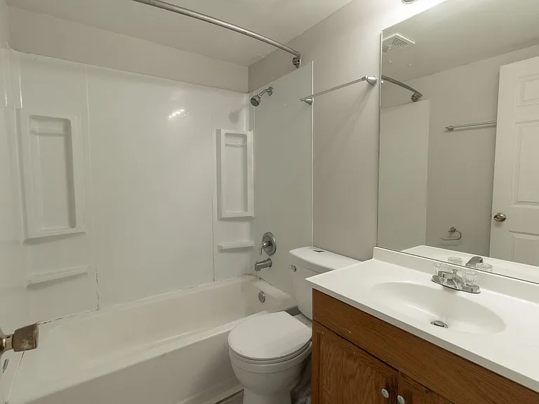 1718 E Broadway — Photo 24