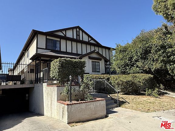 5th image of 19620 Wyandotte St APT 2