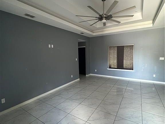 3rd image of 1021 W Oak Ln