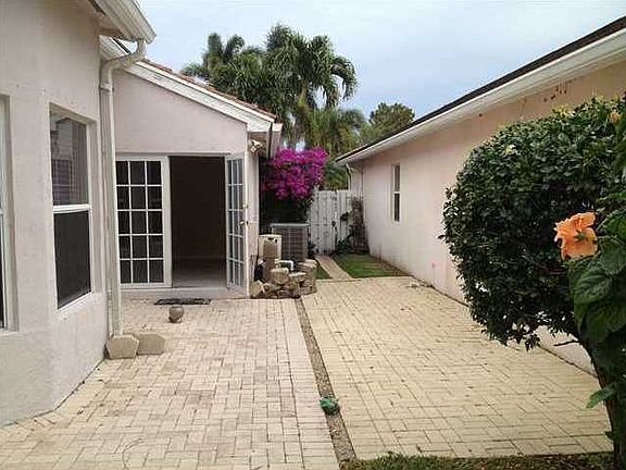 3rd image of 4923 SW 32nd Way