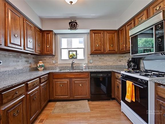 3rd image of 3137 Carriage Way Dr