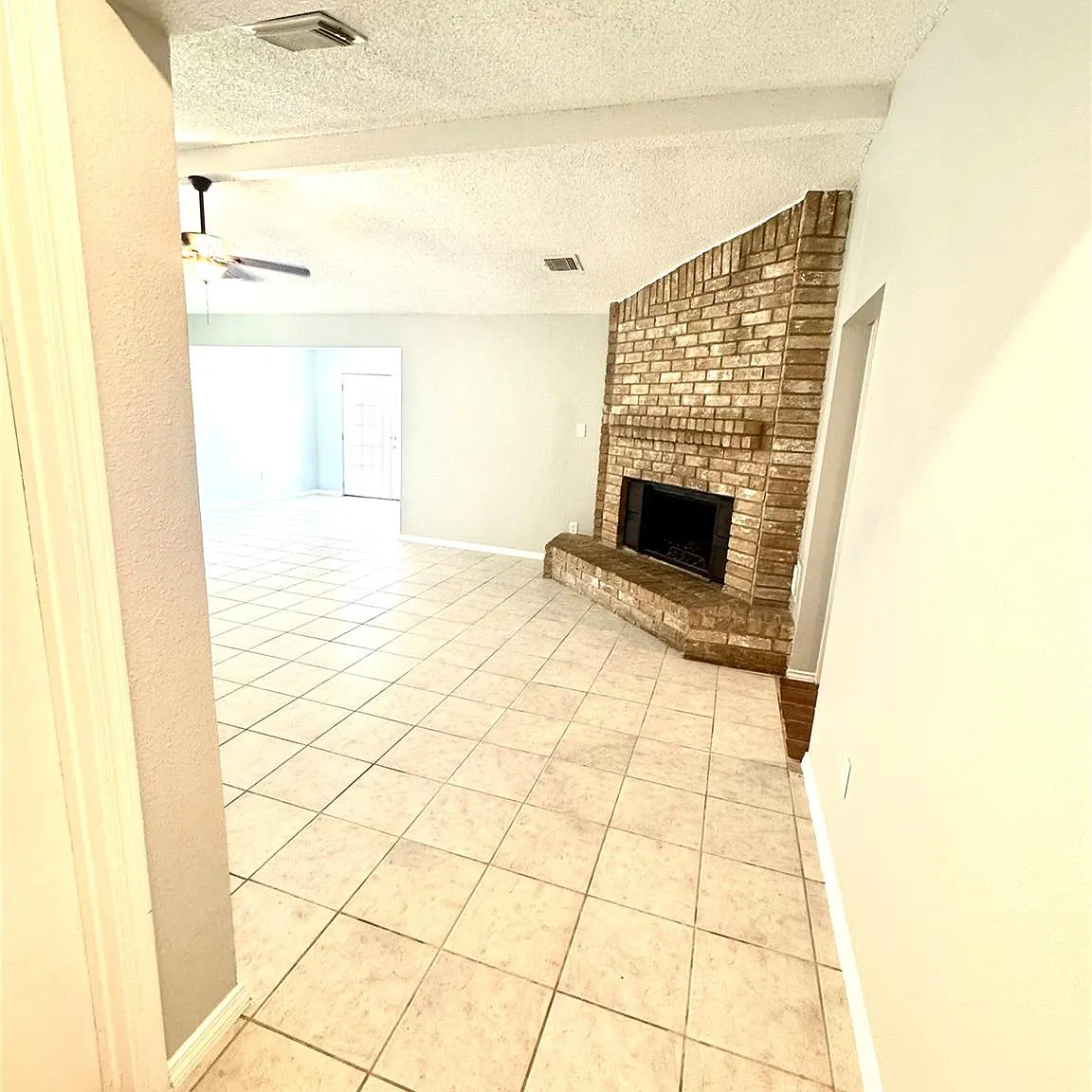 3 bed, 2.0 bath, 1366 sqft, $1,900 — Photo 3