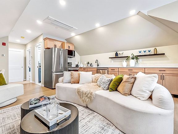 5th image of 22 Pauline St #5