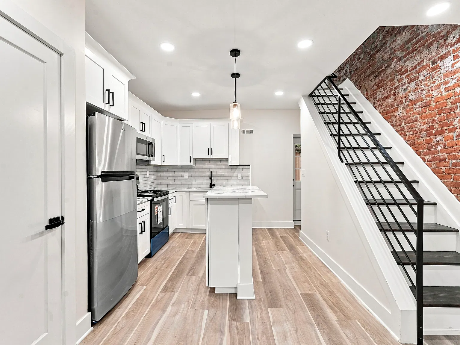 2 bed, 800 sqft, $2,000 — Photo 2
