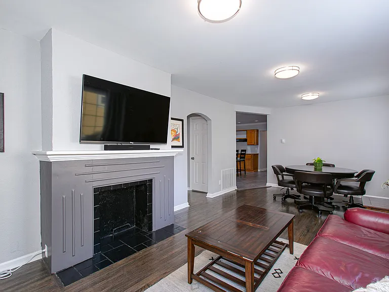 225 S Bleckley Dr — Photo 3