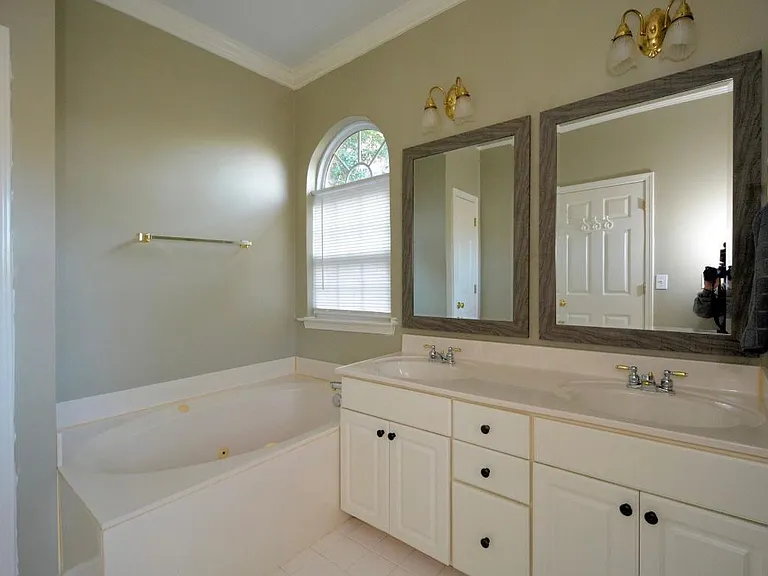 209 Lenox Ln — Photo 31