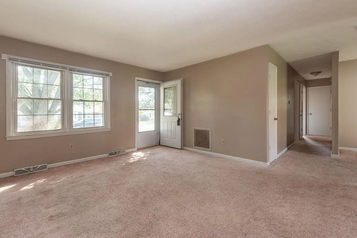 Building Photo - 848 Kingsway Dr