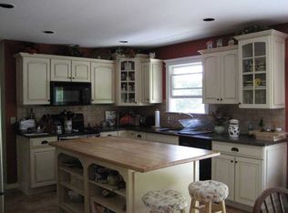 5 Ginny Ln, Hampton Bays, NY 11946