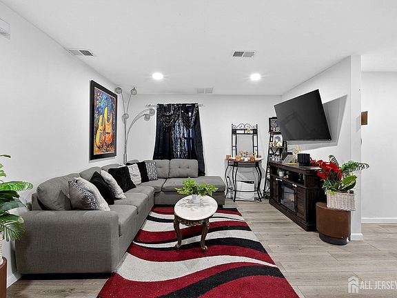 5th image of 425 East Ave